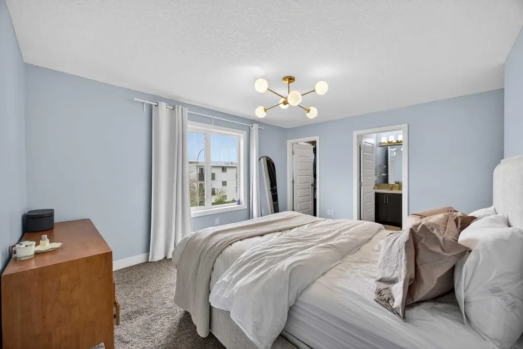 129 12 Avenue NW Calgary AB T2M 0C4