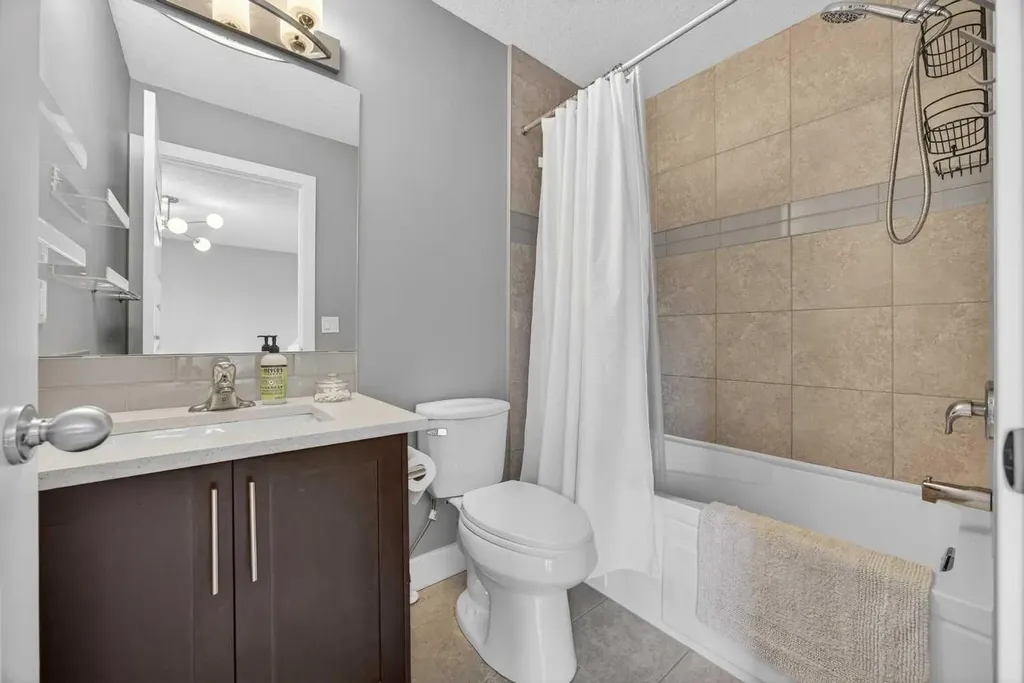129 12 Avenue NW Calgary AB T2M 0C4