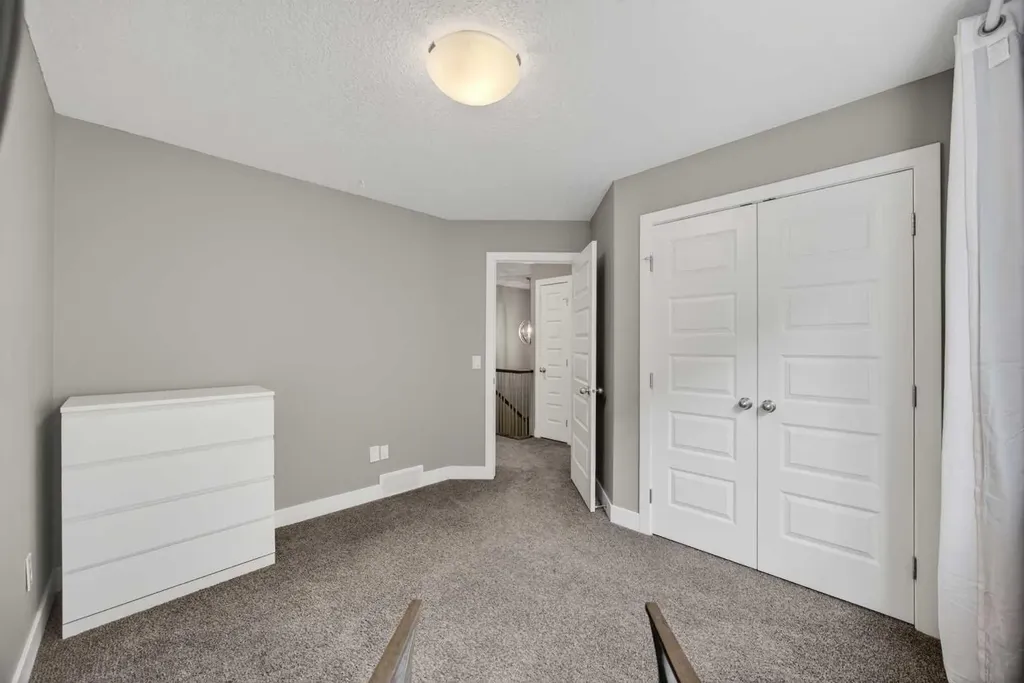 129 12 Avenue NW Calgary AB T2M 0C4