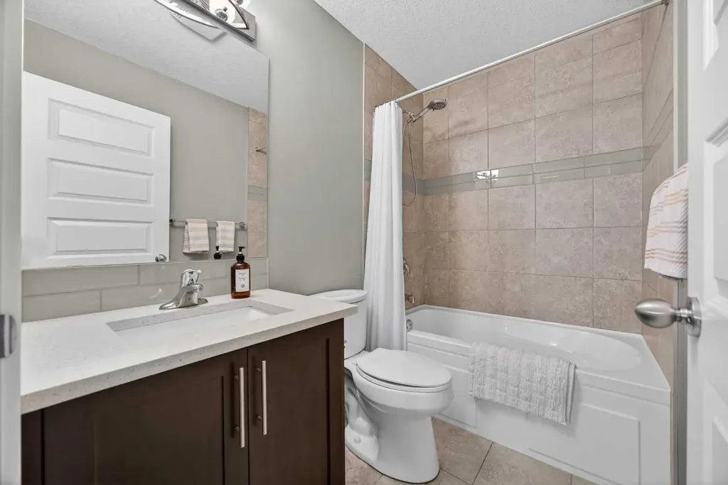 129 12 Avenue NW Calgary AB T2M 0C4