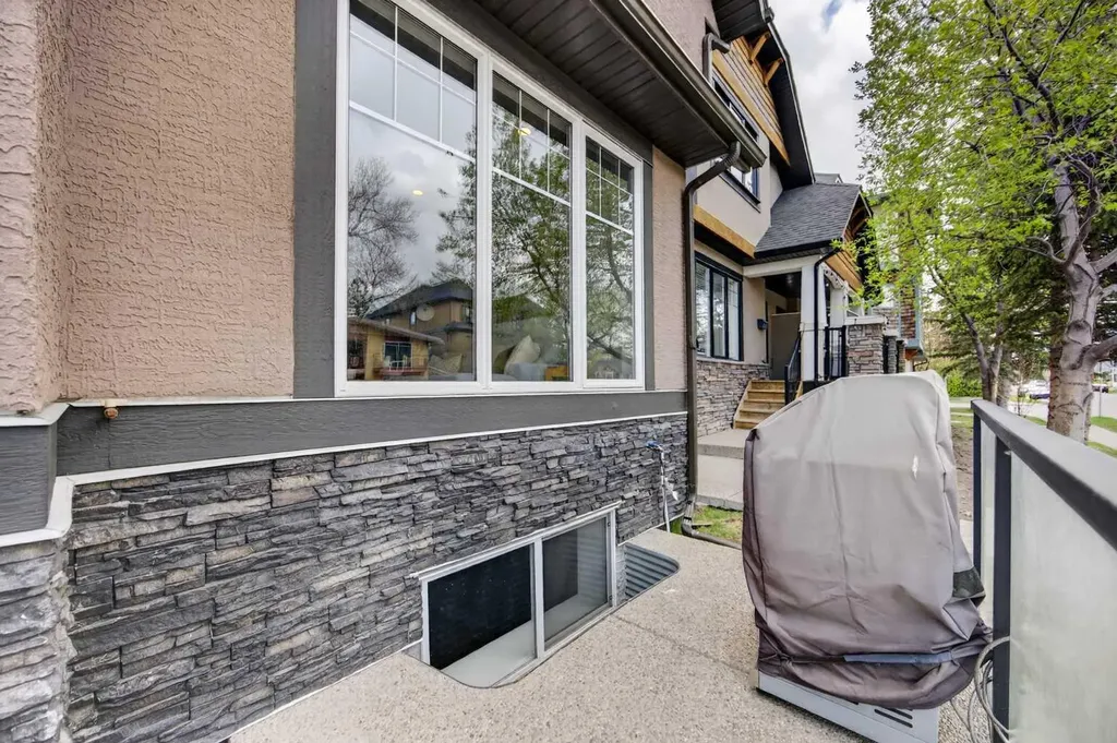 129 12 Avenue NW Calgary AB T2M 0C4