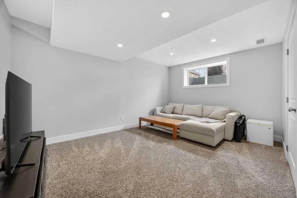 129 12 Avenue NW Calgary AB T2M 0C4