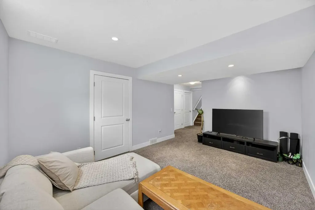 129 12 Avenue NW Calgary AB T2M 0C4