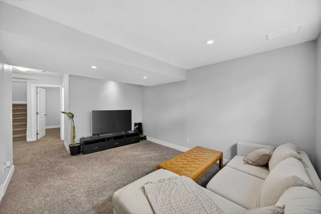 129 12 Avenue NW Calgary AB T2M 0C4