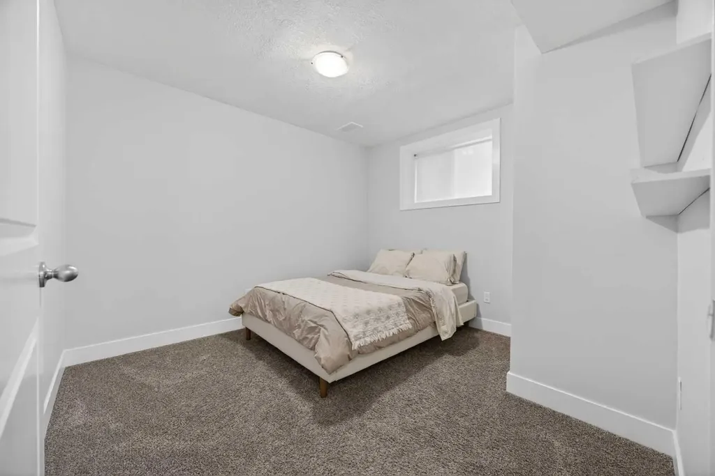 129 12 Avenue NW Calgary AB T2M 0C4
