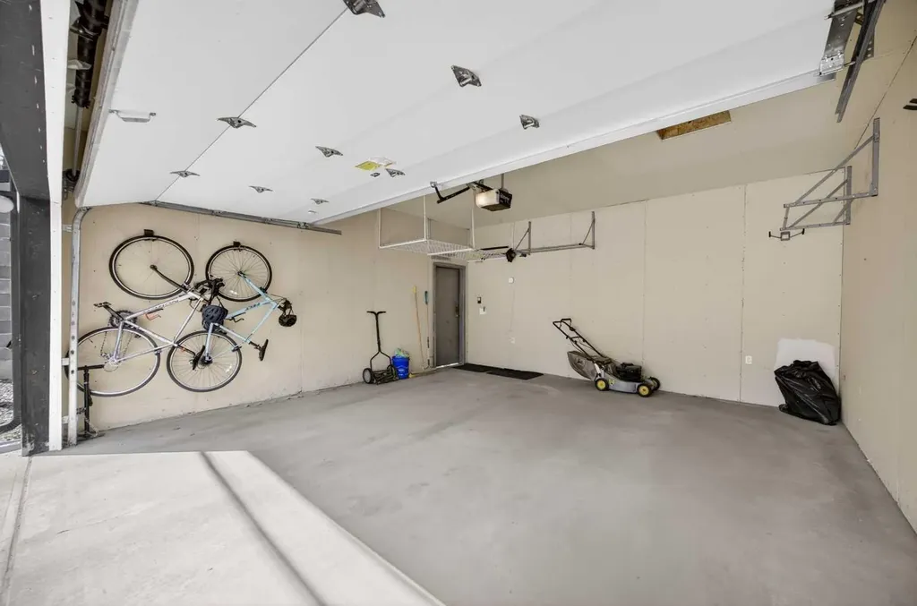 129 12 Avenue NW Calgary AB T2M 0C4