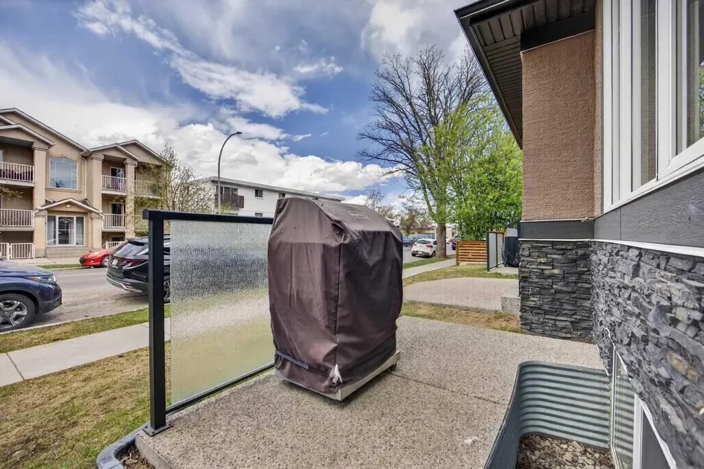 129 12 Avenue NW Calgary AB T2M 0C4