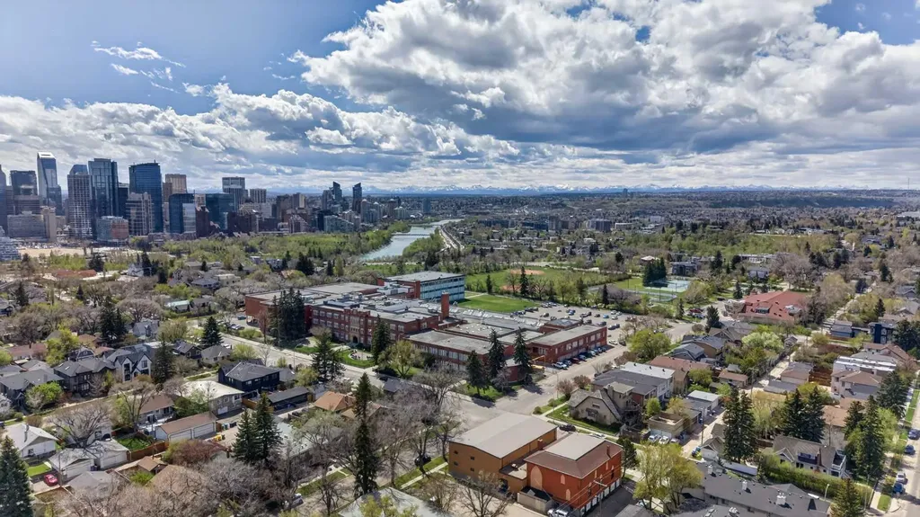 129 12 Avenue NW Calgary AB T2M 0C4