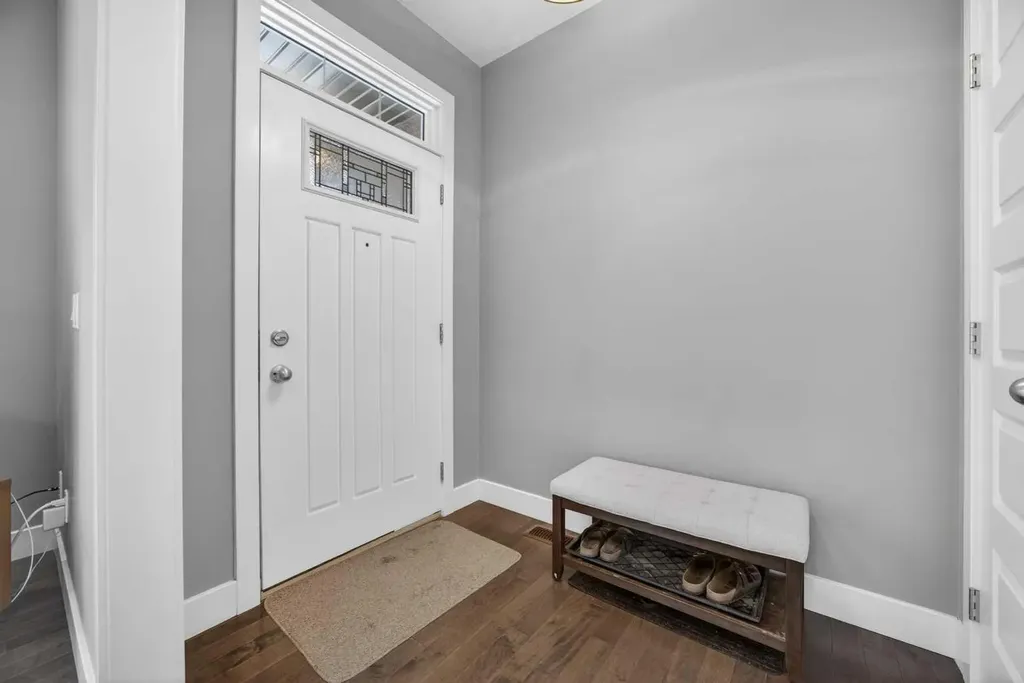 129 12 Avenue NW Calgary AB T2M 0C4