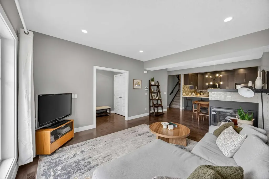 129 12 Avenue NW Calgary AB T2M 0C4