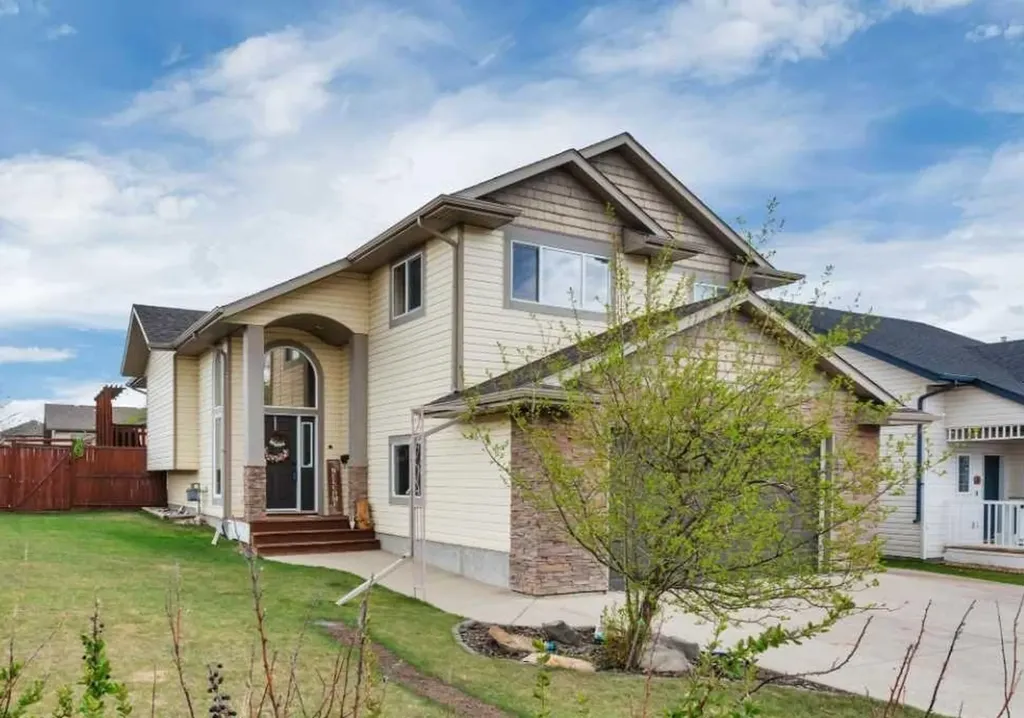 50 Wilkinson Circle Sylvan Lake AB T4S 2N8