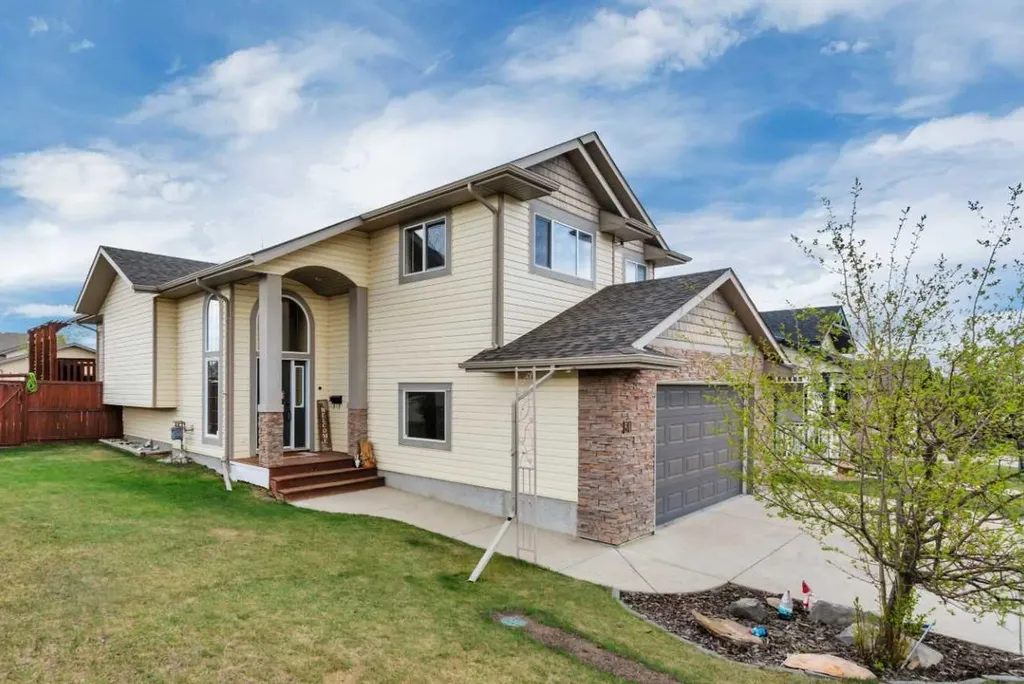 50 Wilkinson Circle Sylvan Lake AB T4S 2N8