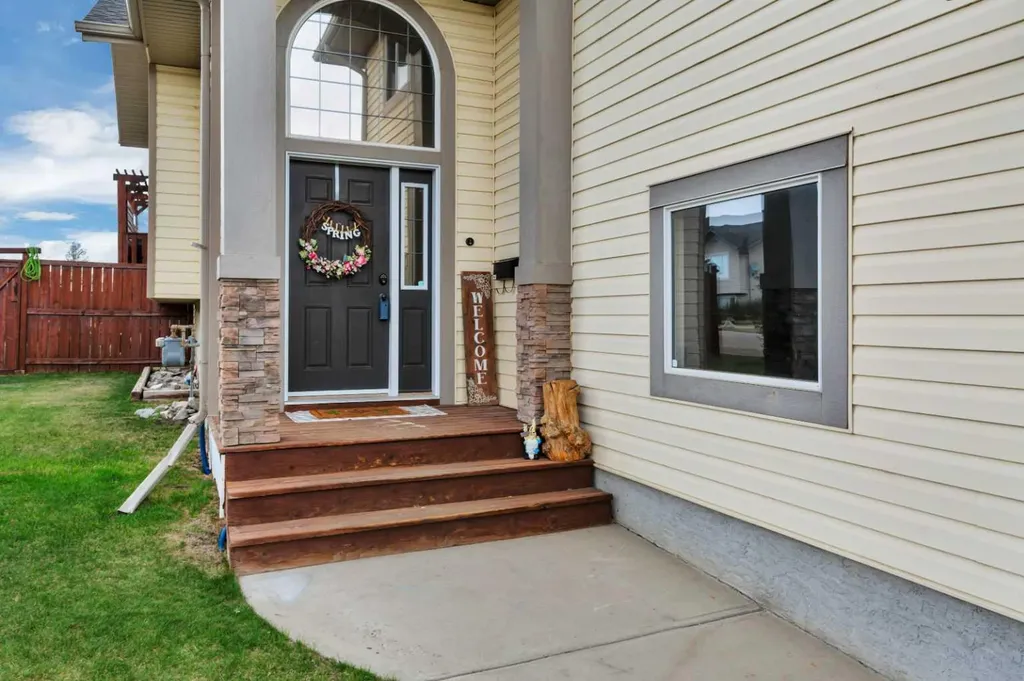 50 Wilkinson Circle Sylvan Lake AB T4S 2N8