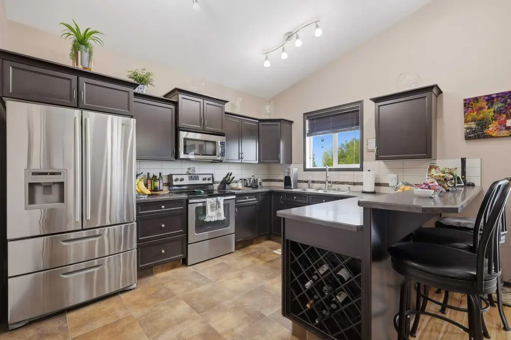 182 Robinson Avenue Penhold AB T0M 1R0