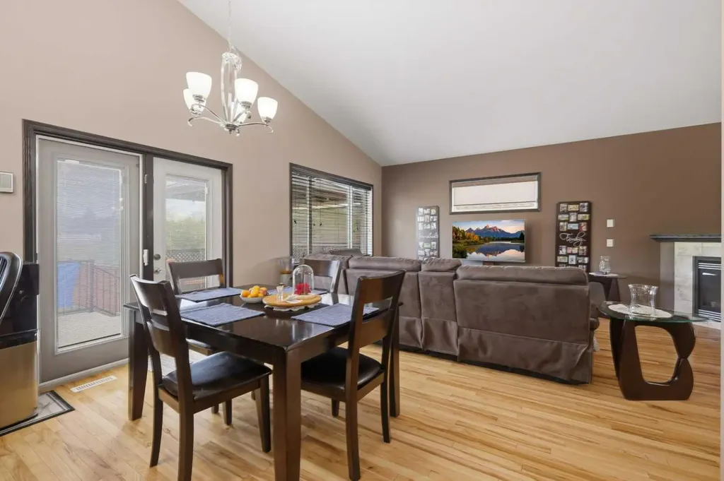 182 Robinson Avenue Penhold AB T0M 1R0