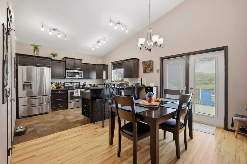 182 Robinson Avenue Penhold AB T0M 1R0