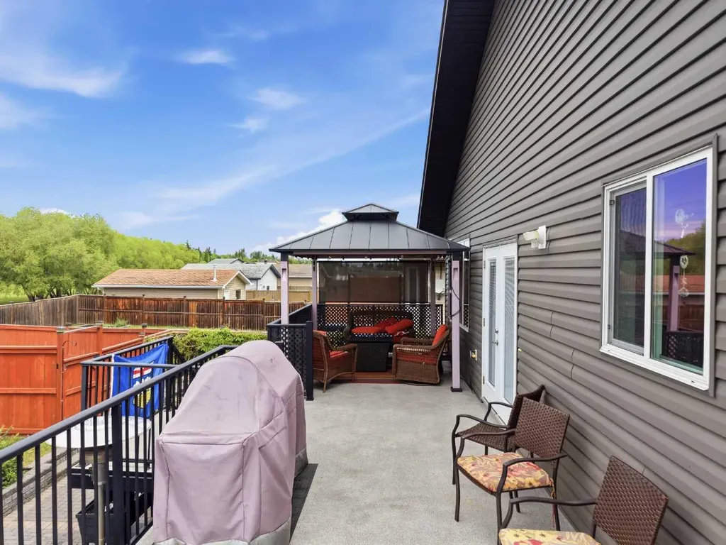 182 Robinson Avenue Penhold AB T0M 1R0