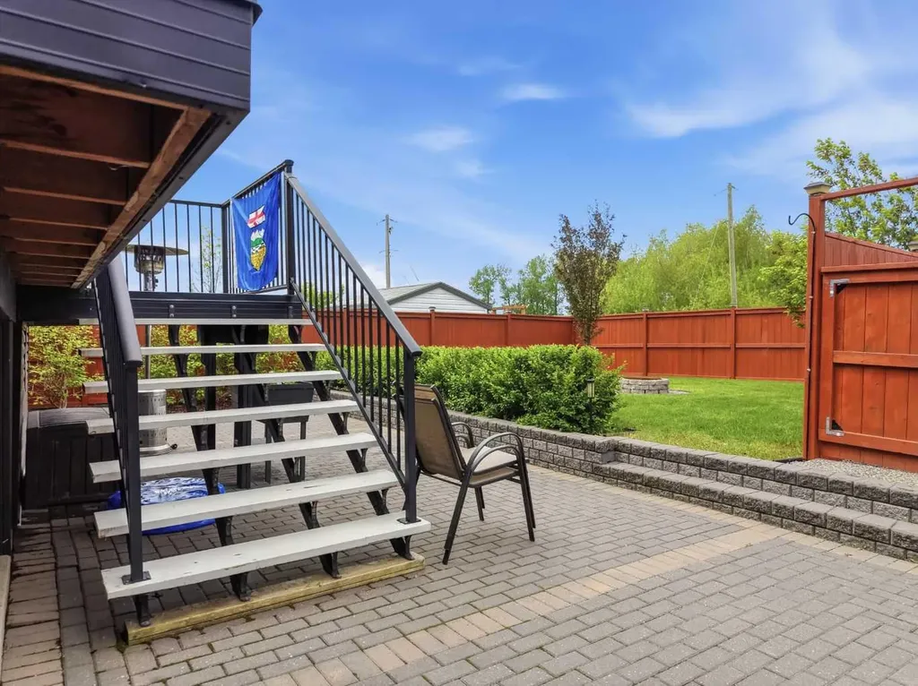 182 Robinson Avenue Penhold AB T0M 1R0