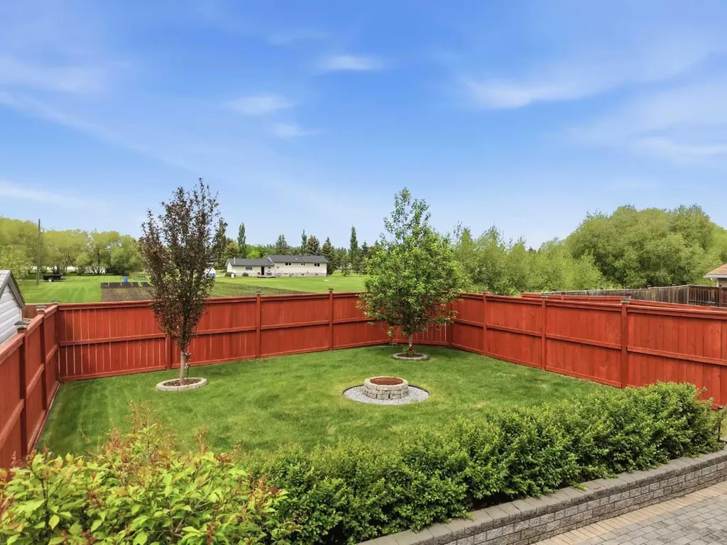 182 Robinson Avenue Penhold AB T0M 1R0
