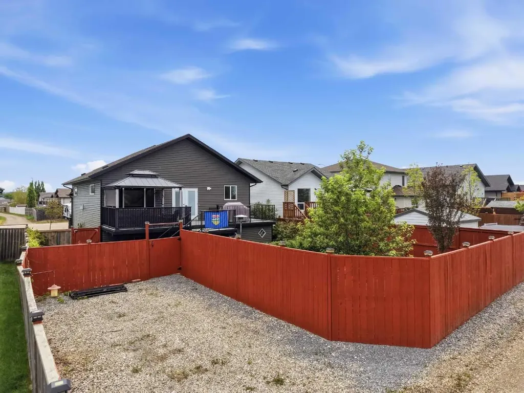182 Robinson Avenue Penhold AB T0M 1R0