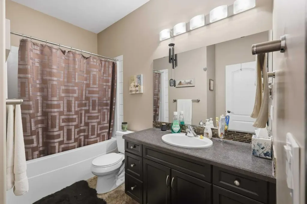 182 Robinson Avenue Penhold AB T0M 1R0