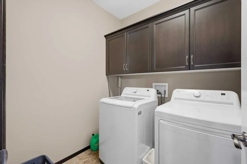 182 Robinson Avenue Penhold AB T0M 1R0