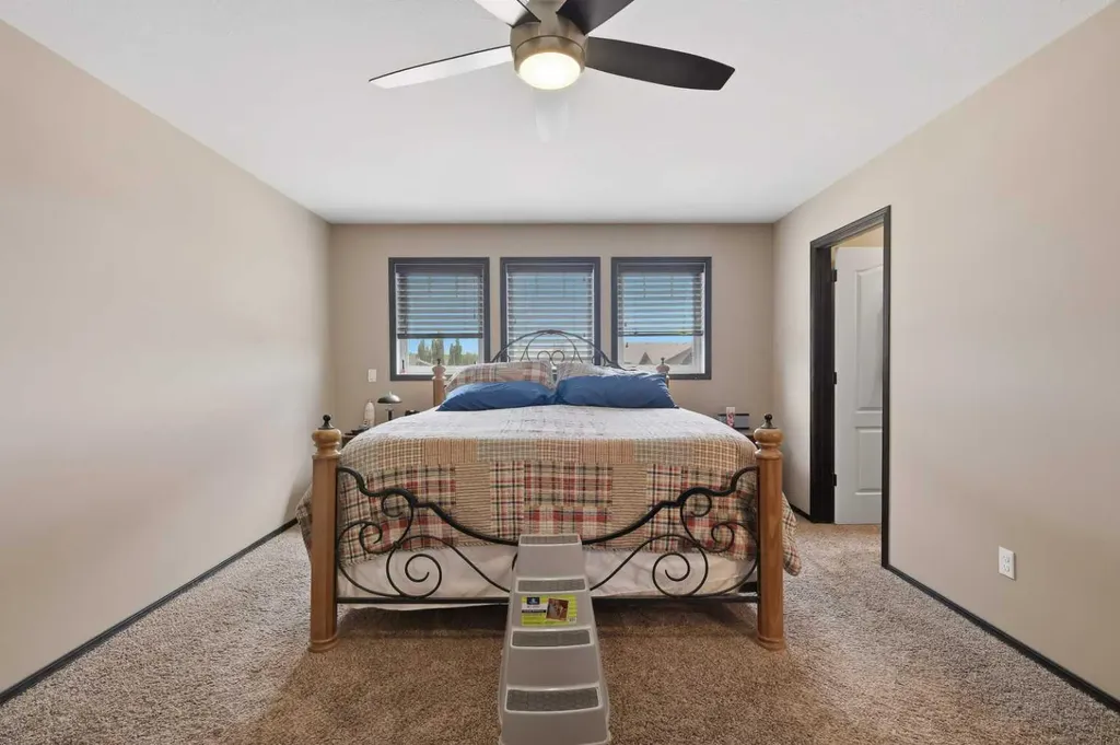 182 Robinson Avenue Penhold AB T0M 1R0