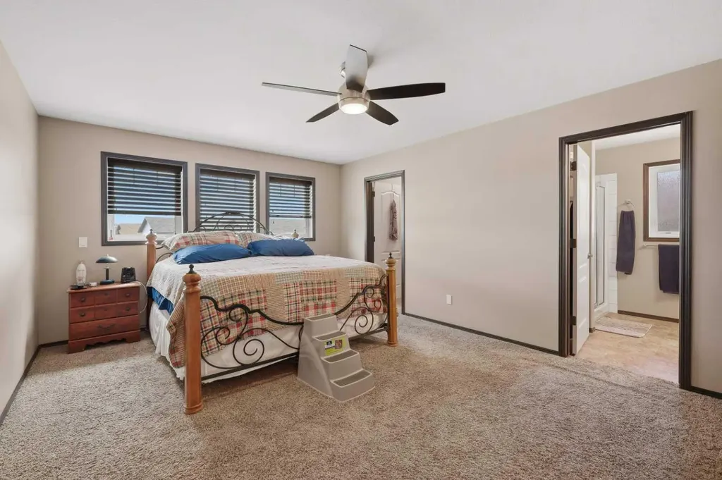 182 Robinson Avenue Penhold AB T0M 1R0