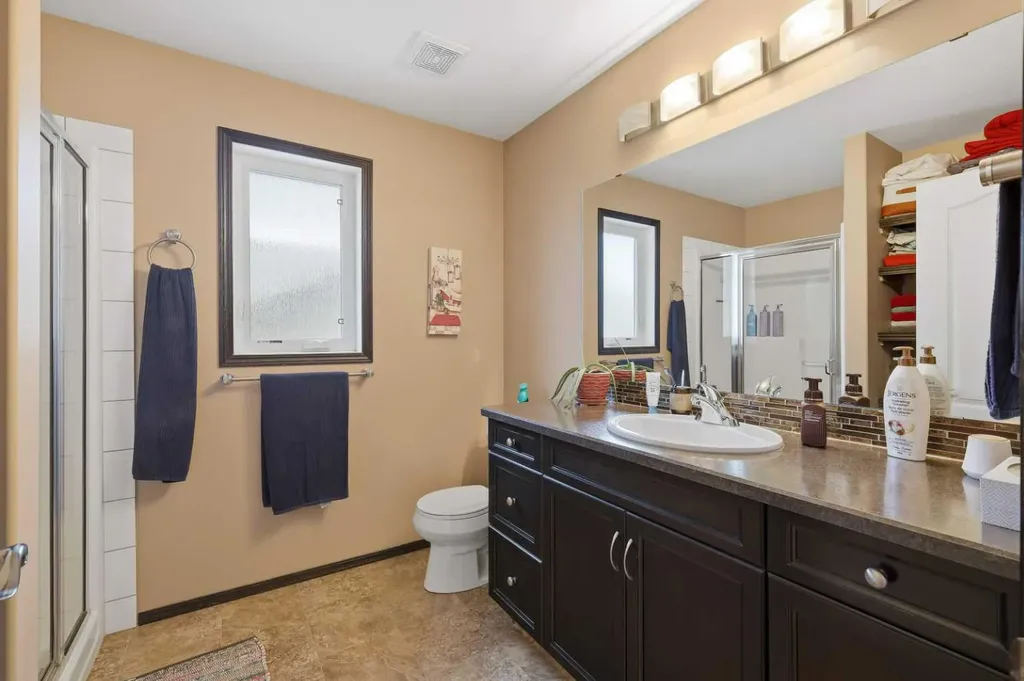 182 Robinson Avenue Penhold AB T0M 1R0
