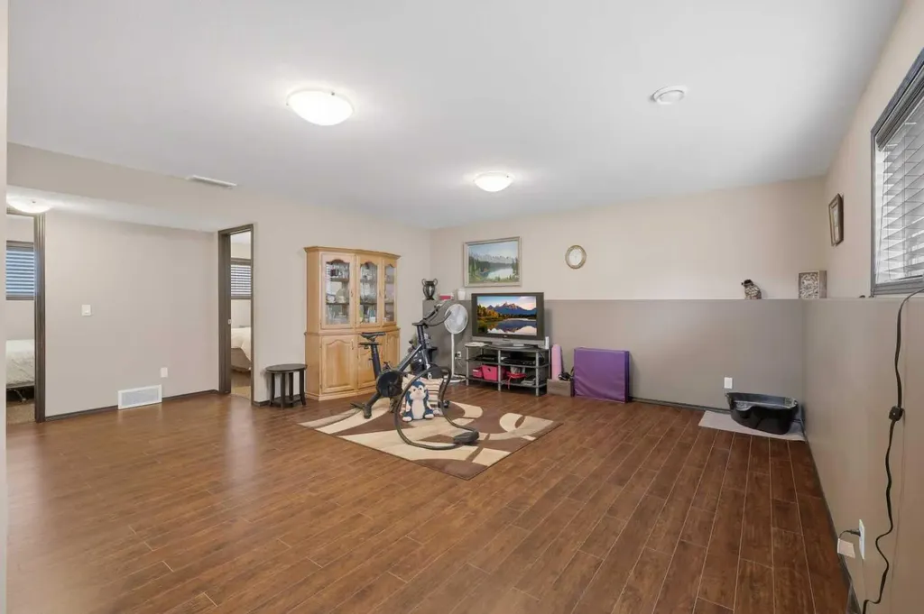 182 Robinson Avenue Penhold AB T0M 1R0