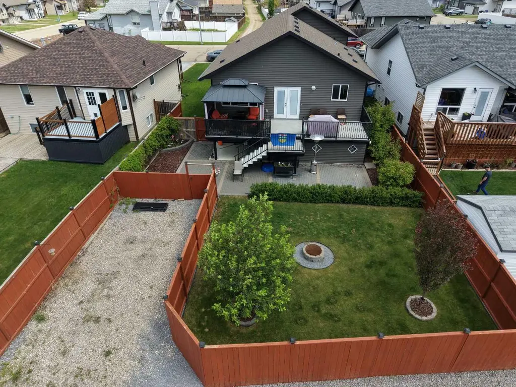 182 Robinson Avenue Penhold AB T0M 1R0
