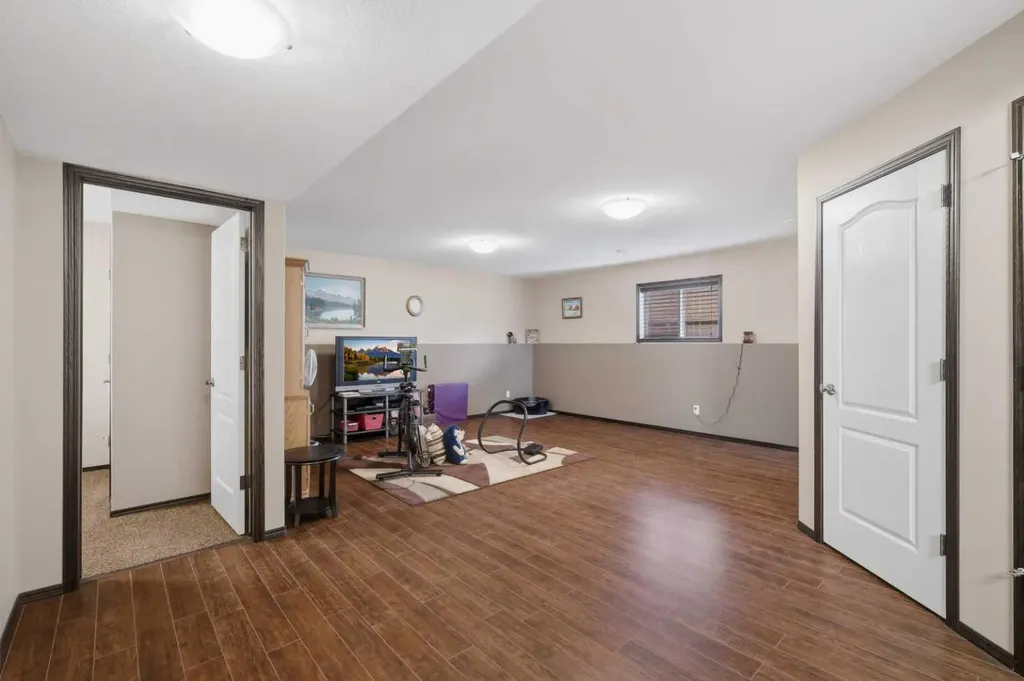 182 Robinson Avenue Penhold AB T0M 1R0