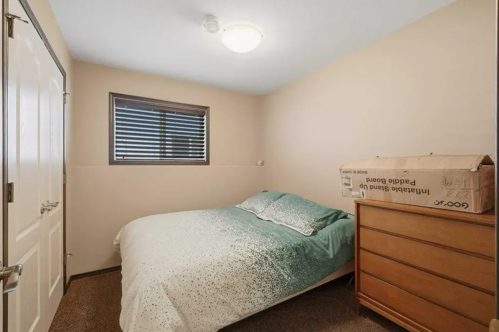 182 Robinson Avenue Penhold AB T0M 1R0