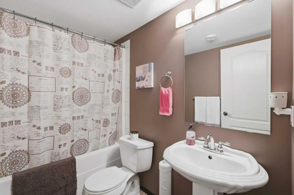 182 Robinson Avenue Penhold AB T0M 1R0