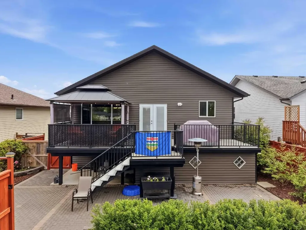 182 Robinson Avenue Penhold AB T0M 1R0