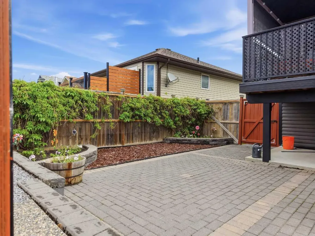 182 Robinson Avenue Penhold AB T0M 1R0
