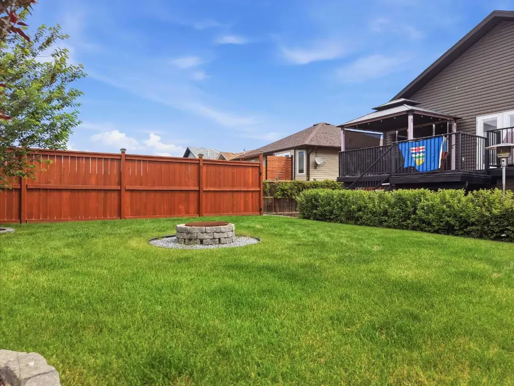 182 Robinson Avenue Penhold AB T0M 1R0