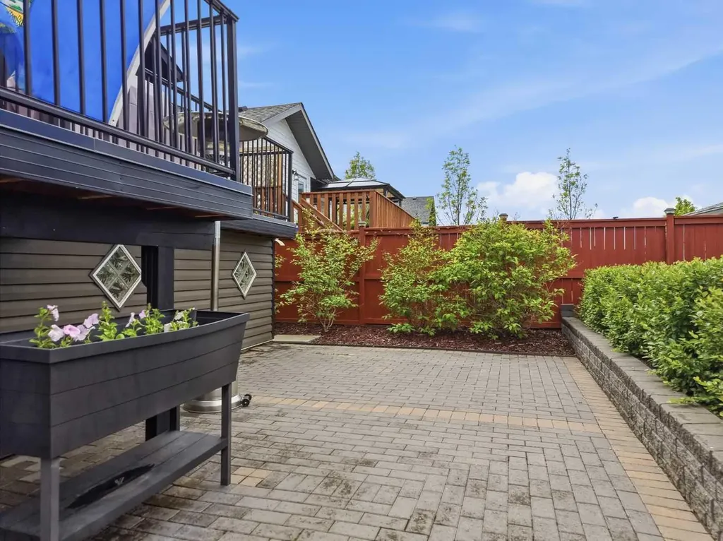 182 Robinson Avenue Penhold AB T0M 1R0