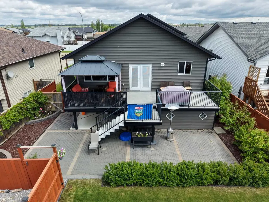 182 Robinson Avenue Penhold AB T0M 1R0