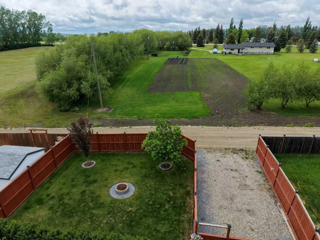 182 Robinson Avenue Penhold AB T0M 1R0