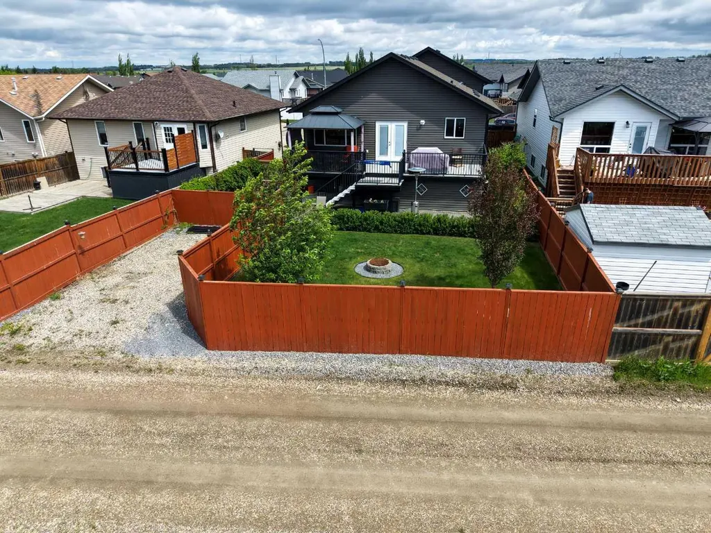 182 Robinson Avenue Penhold AB T0M 1R0
