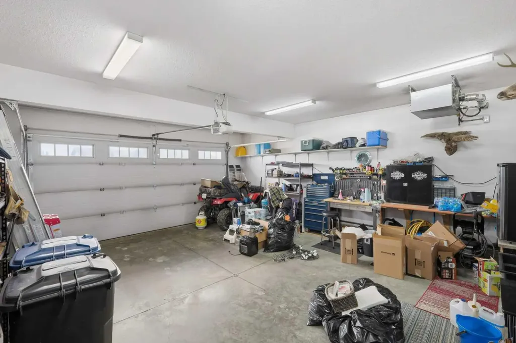 182 Robinson Avenue Penhold AB T0M 1R0