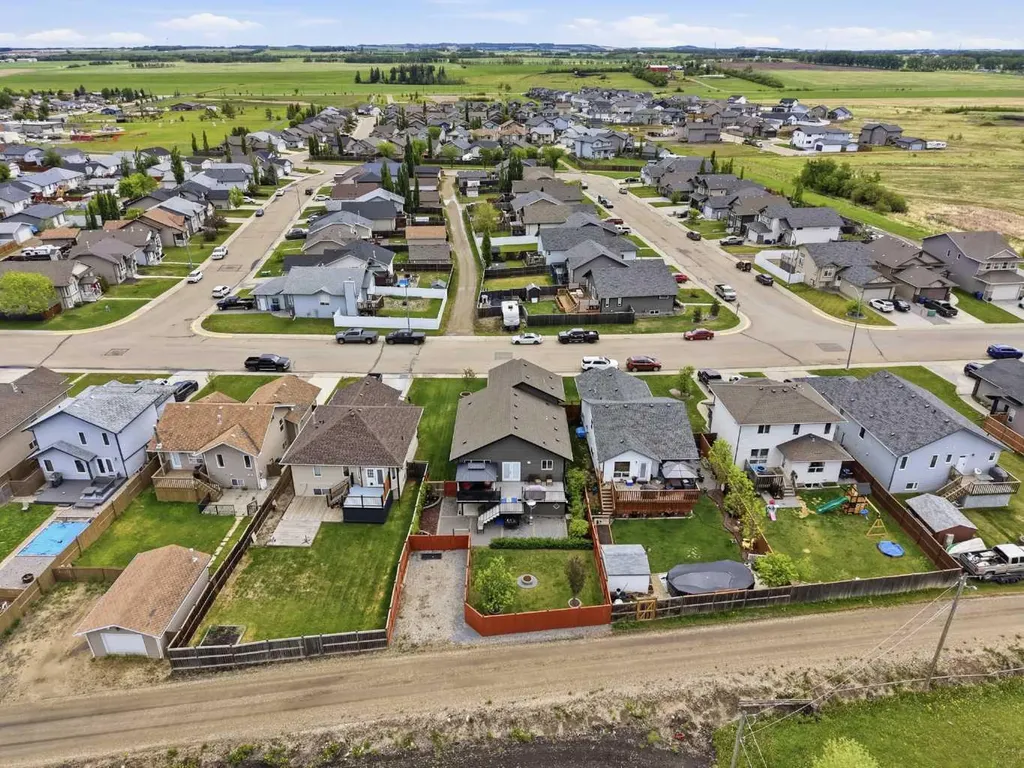 182 Robinson Avenue Penhold AB T0M 1R0