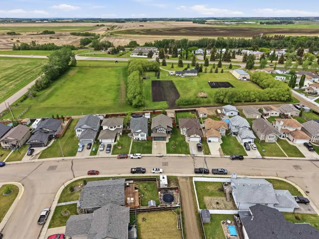 182 Robinson Avenue Penhold AB T0M 1R0