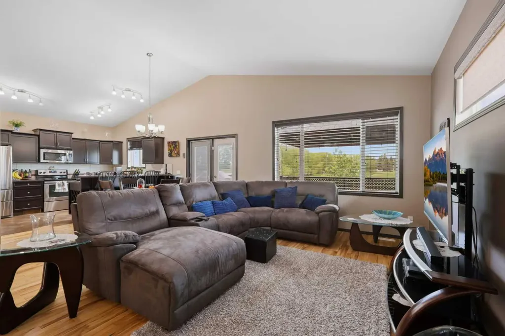 182 Robinson Avenue Penhold AB T0M 1R0