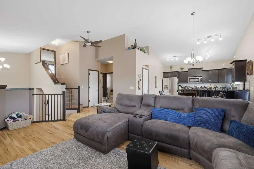 182 Robinson Avenue Penhold AB T0M 1R0