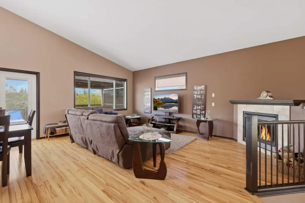 182 Robinson Avenue Penhold AB T0M 1R0