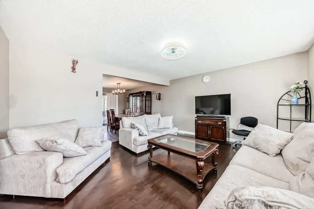 28 Rundlelawn Place NE Calgary AB T1Y3P5