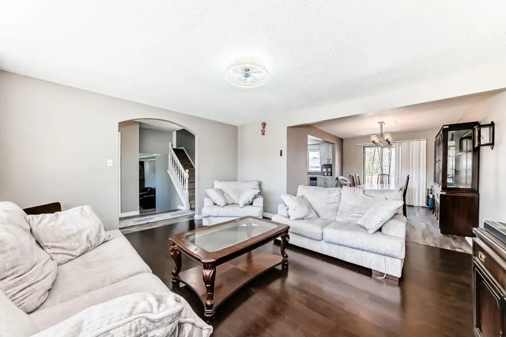 28 Rundlelawn Place NE Calgary AB T1Y3P5