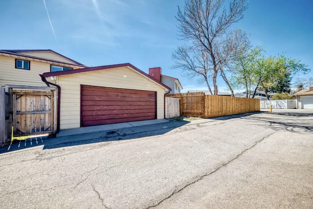 28 Rundlelawn Place NE Calgary AB T1Y3P5